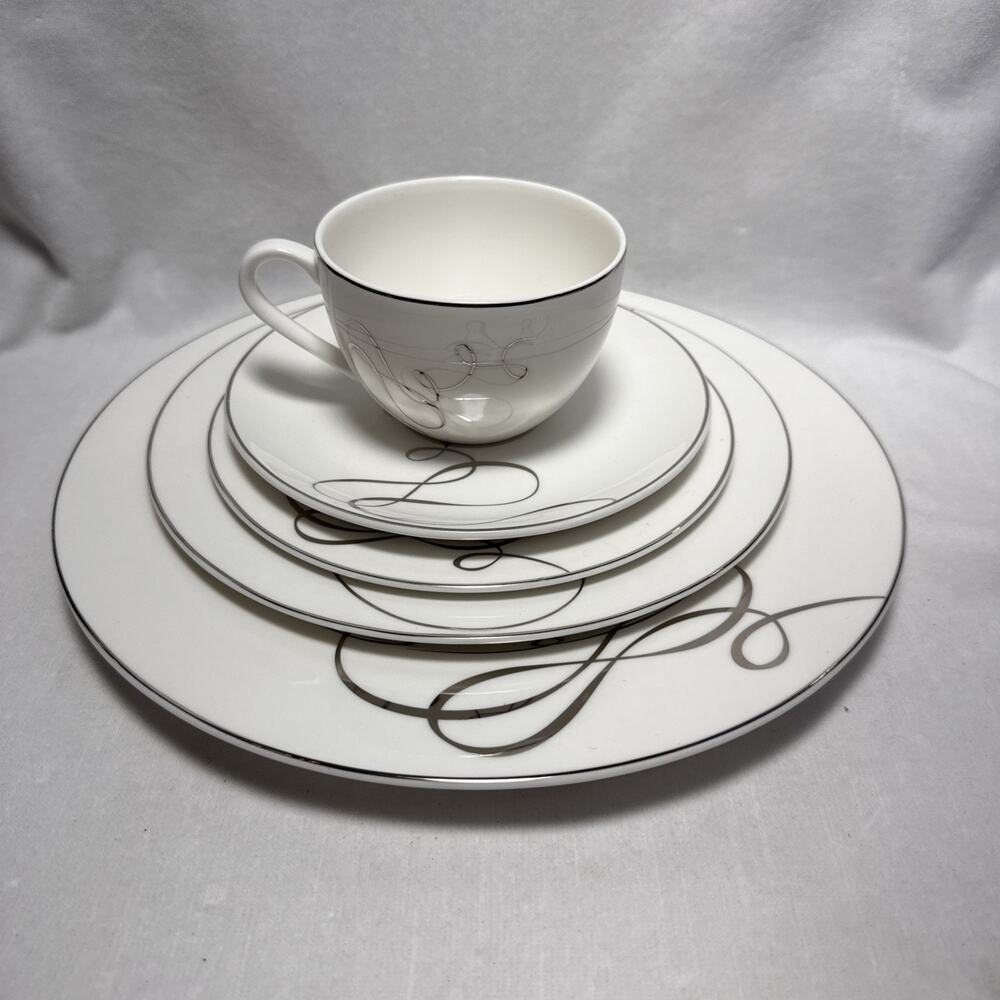 MIKASA LOVE STORY PLATINUM PORCELAIN DINNERWARE 5-PCS SET